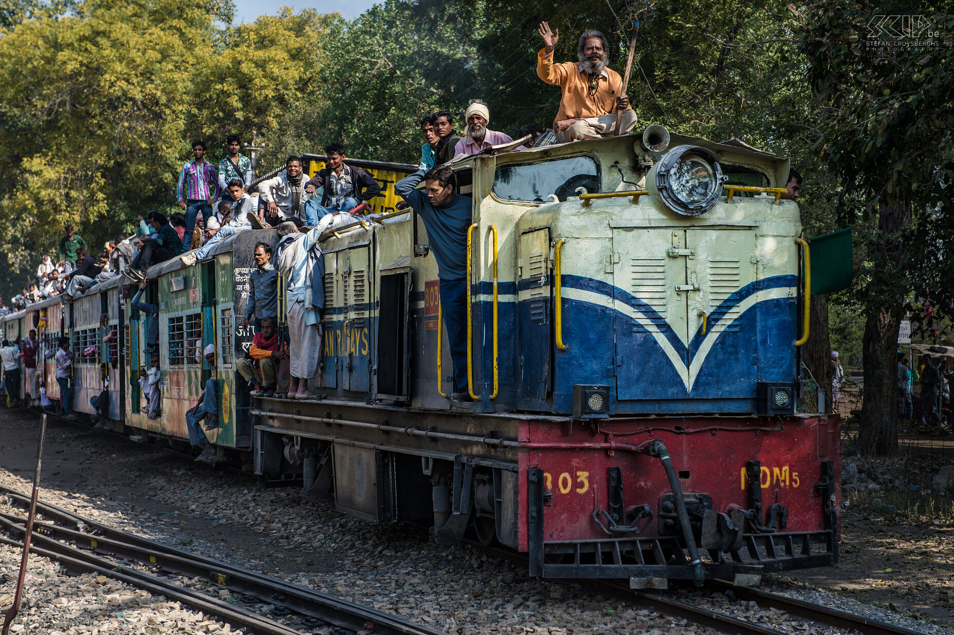 Trein Een lokale trein met veel mensen op de daken van de wagons. Stefan Cruysberghs